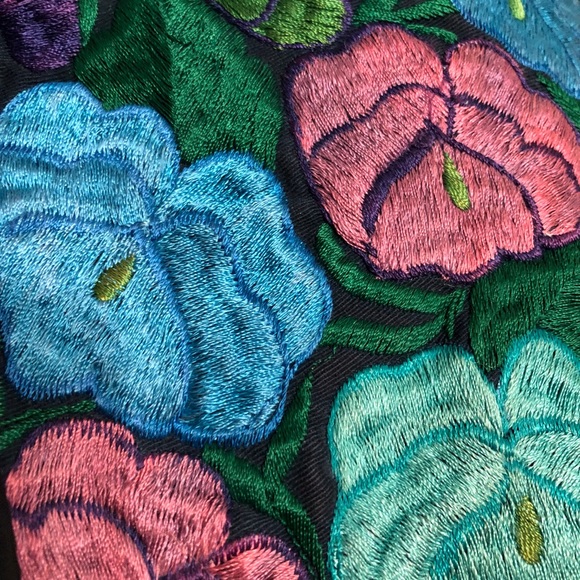 Women’s Xela Exchange vest with embroidered design - Picture 3 of 6